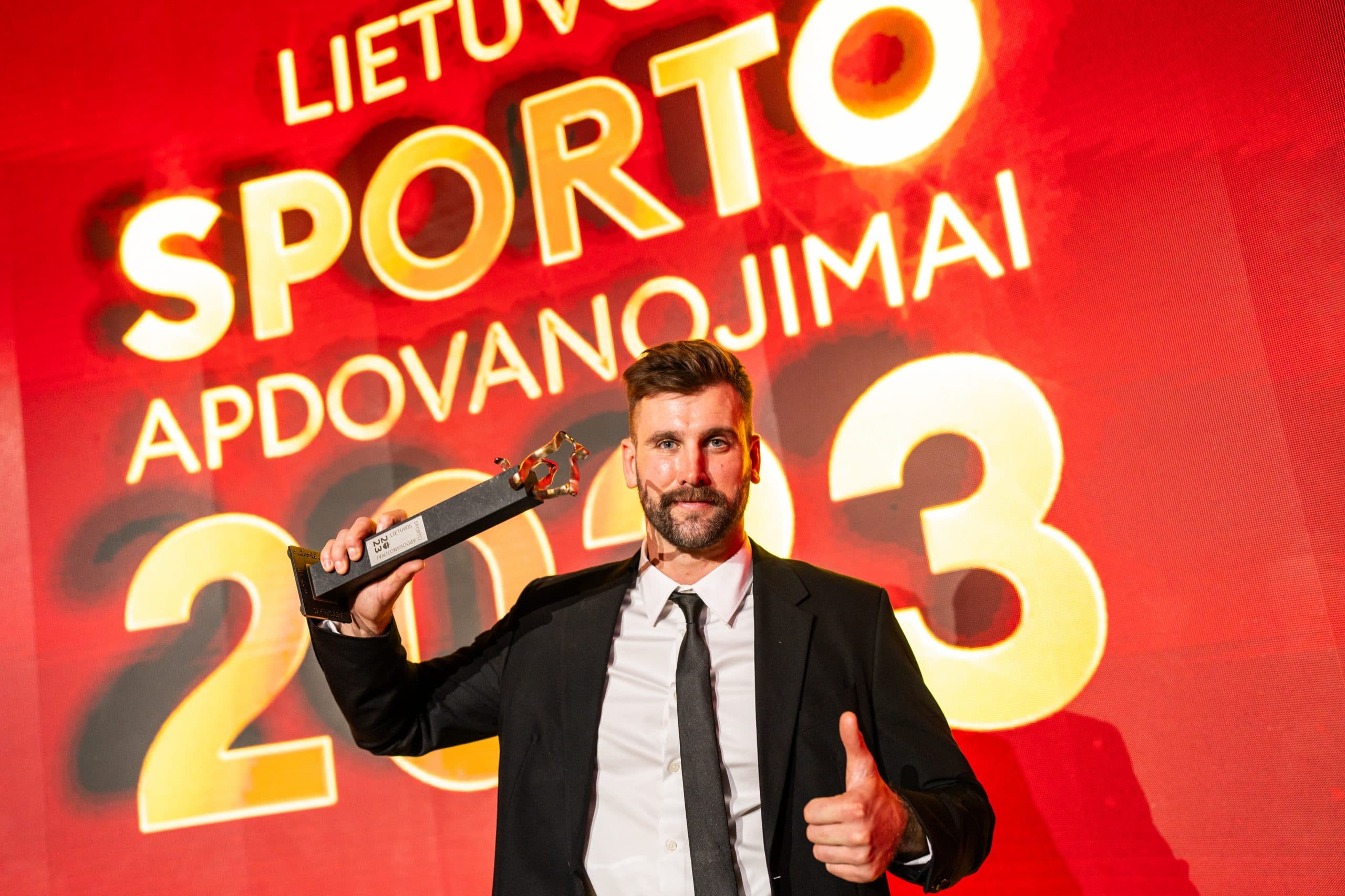 Savo gyvenimą apvertęs snieglentininkas vejasi paralimpinę svajonę
