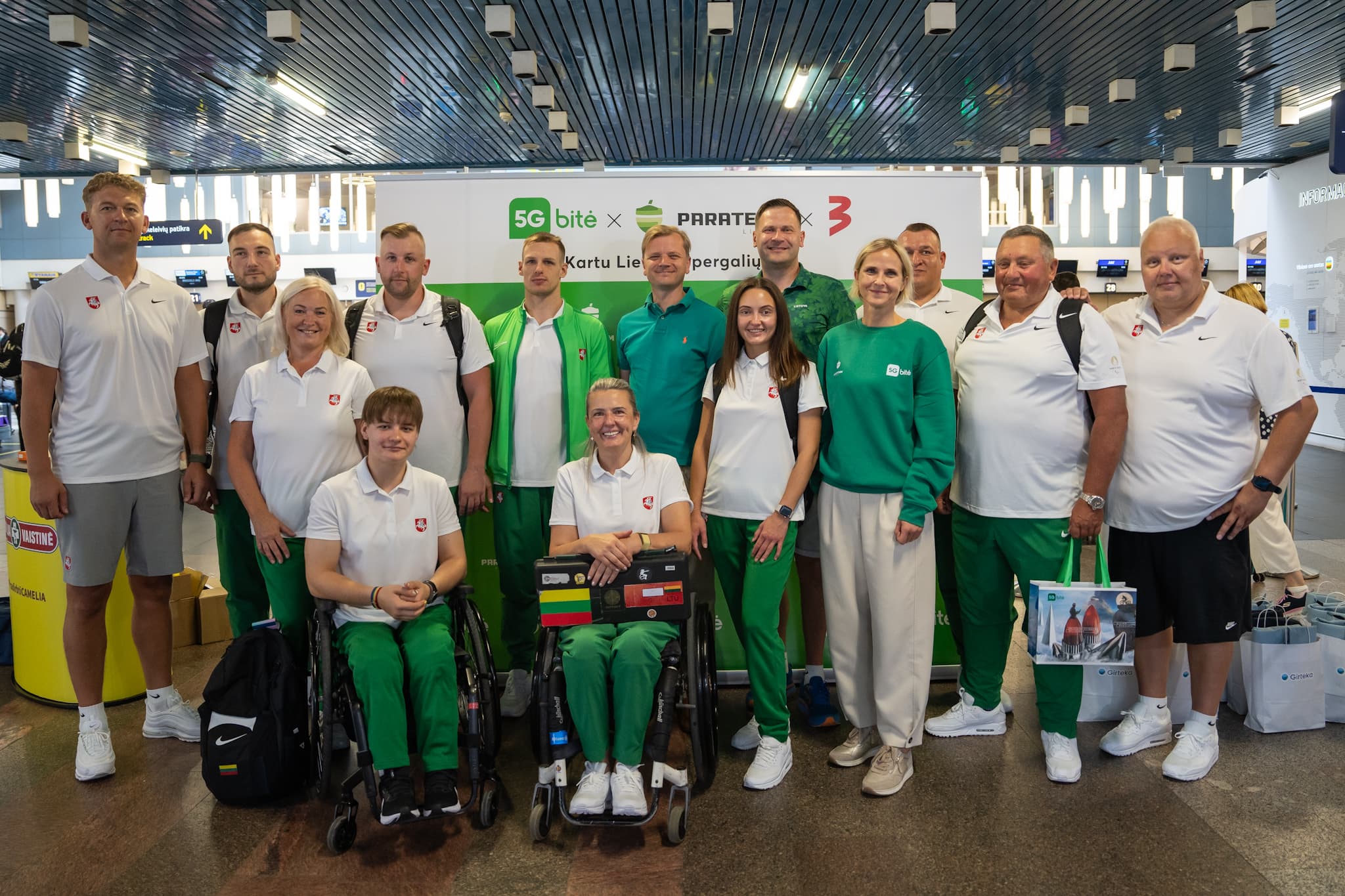 Vilniaus oro uoste Į Paryžių išlydėti pirmieji Lietuvos paralimpiečiai