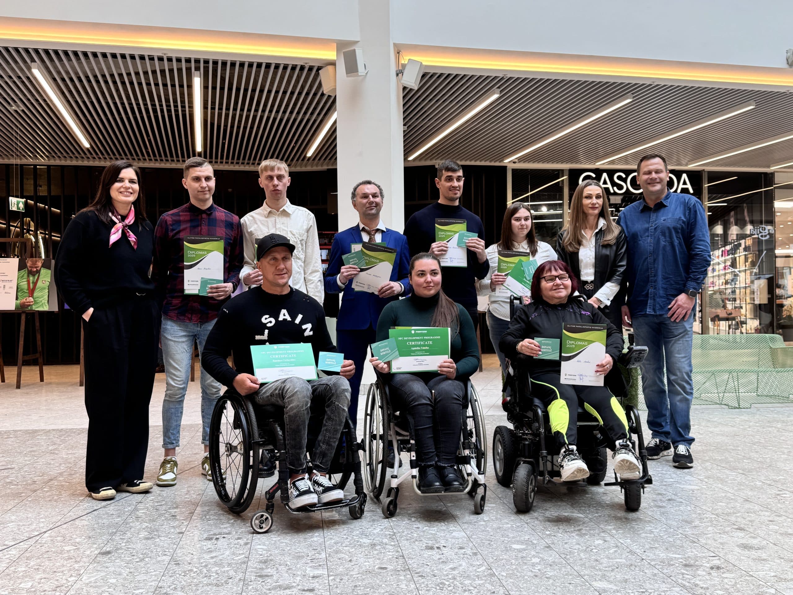 Sportininkai jau džiaugiasi Elitinės paralimpiečių akademijos diplomais