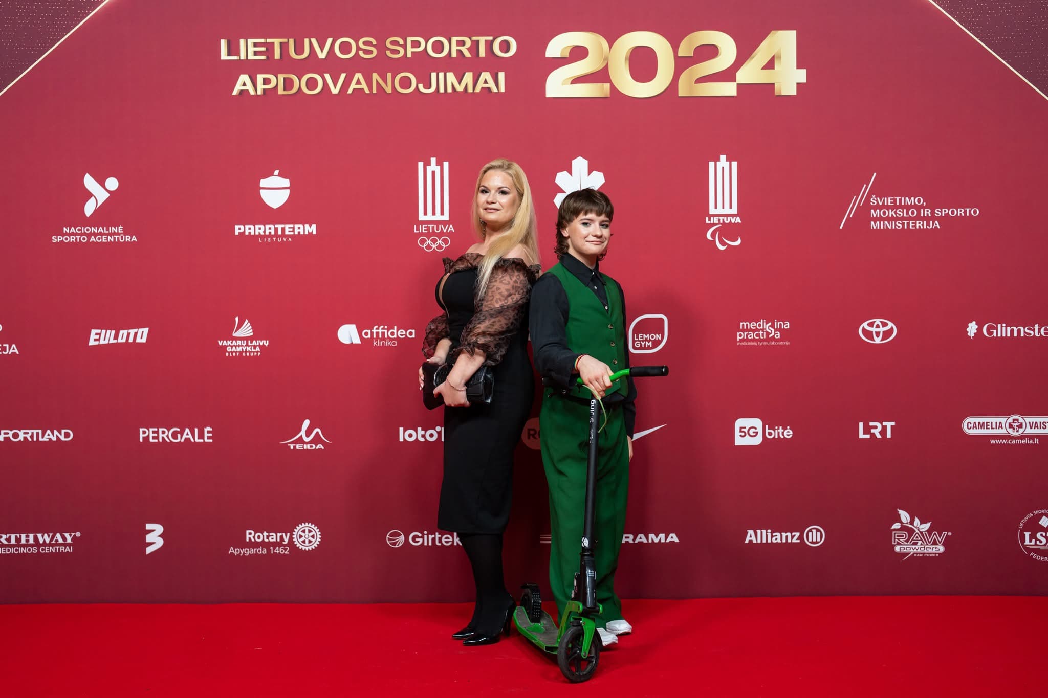 Kostiumuota plaukikė šalia baseino