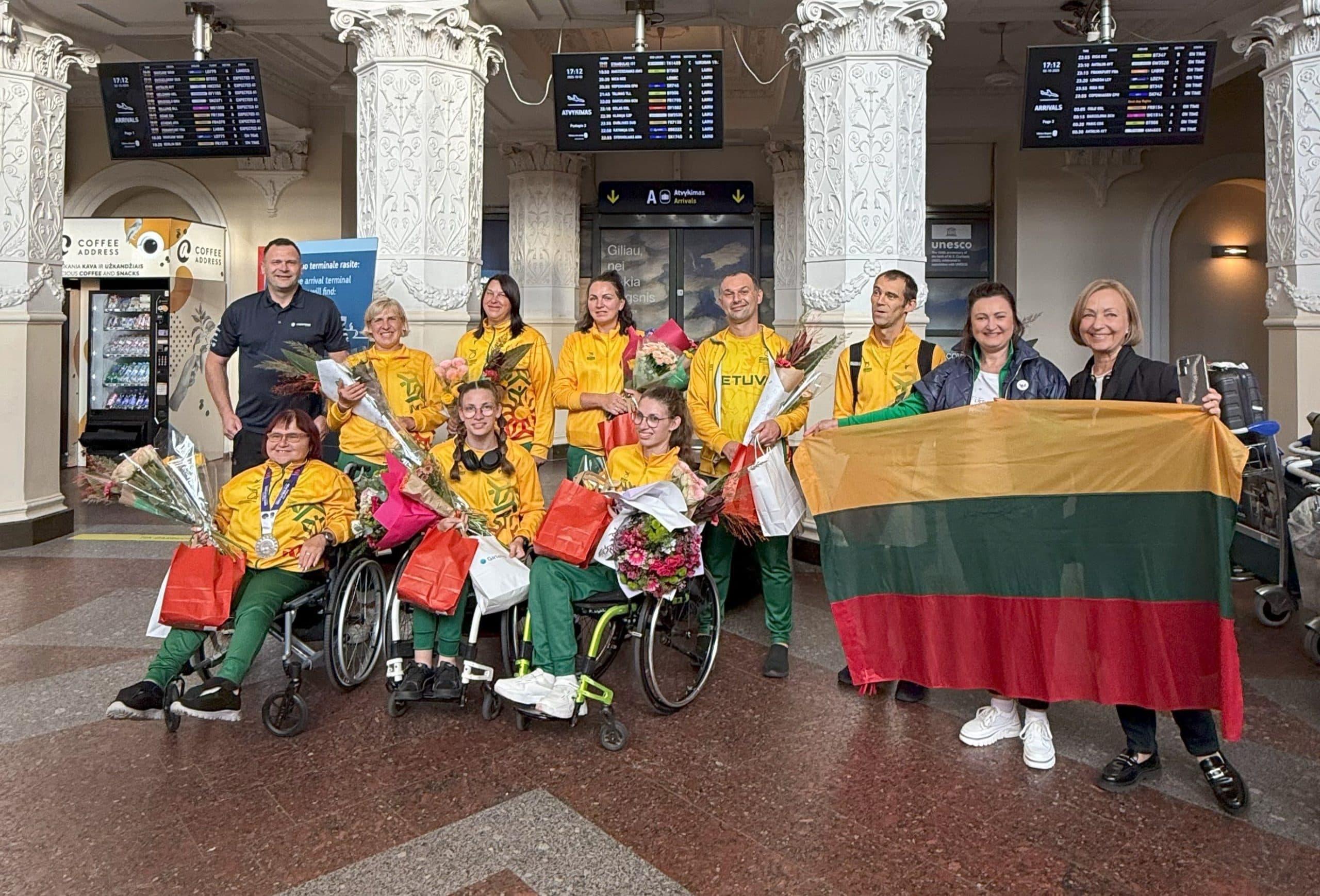 Sidabru ir šypsenomis pasipuošę paraatletai iš Indijos grįžo į Lietuvą